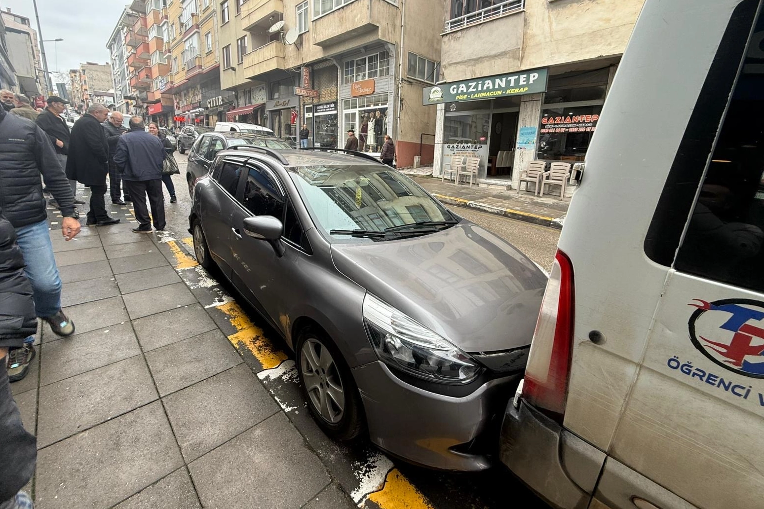 Ak&ccedil;akoca&rsquo;da zincirleme kaza: 6 ara&ccedil;ta hasar