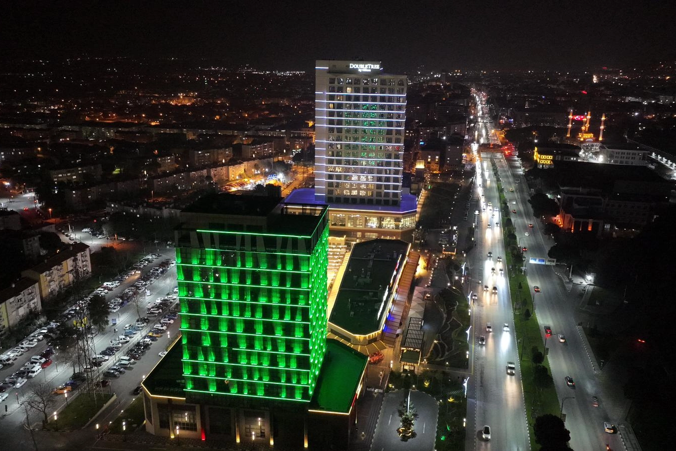 Manisa B&uuml;y&uuml;kşehir&rsquo;den Tıp Bayramı&rsquo;na &ouml;zel ışıklandırma