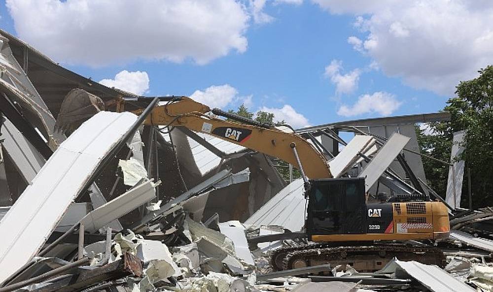 Nil&uuml;fer'de toplam 3 bin 300 metrekarelik 3 ka&ccedil;ak yapı yıkıldı