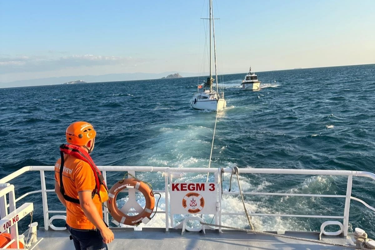 Moda a&ccedil;ıklarında s&uuml;r&uuml;klenen tekne kurtarıldı