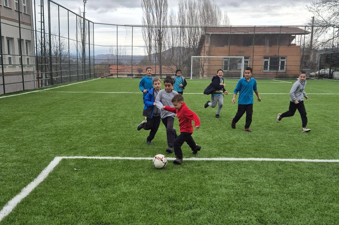 Bursa B&uuml;y&uuml;korhan'daki halı saha sil baştan yenilendi