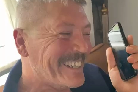 D&uuml;zceli muhtardan telefon satıcısına esprili yanıt... Kargo mu, karga mı?