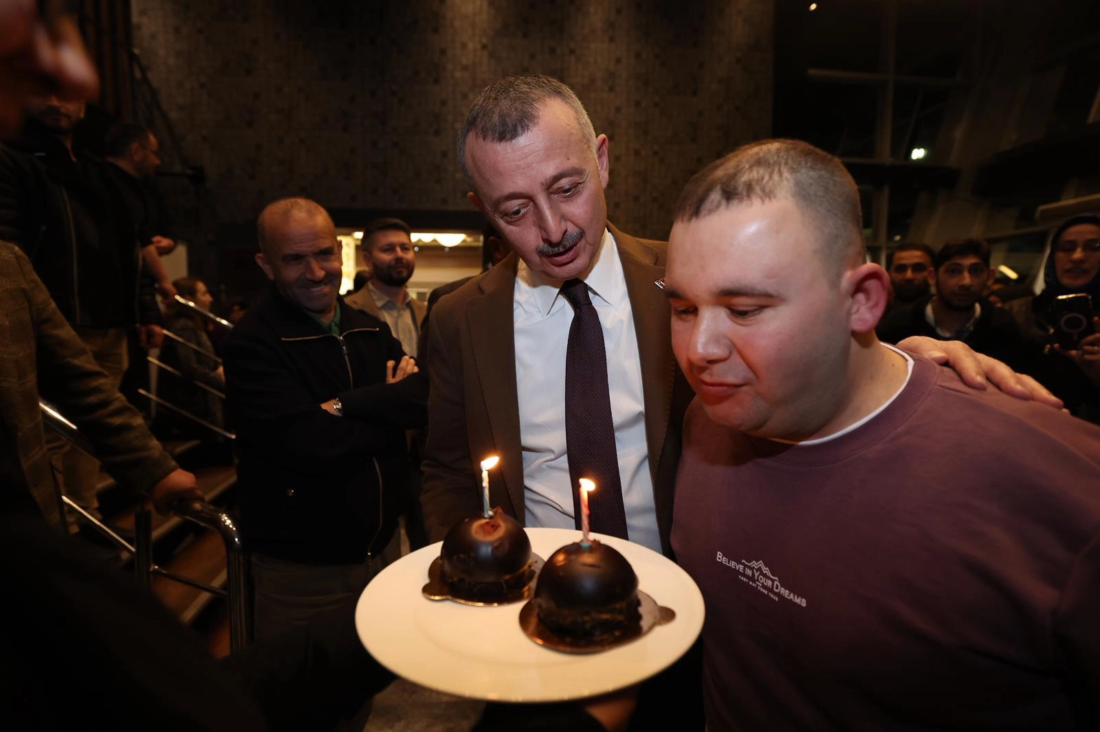 Kocaeli'de Başkan B&uuml;y&uuml;kakın&rsquo;dan Arif&rsquo;e doğum g&uuml;n&uuml; s&uuml;rprizi