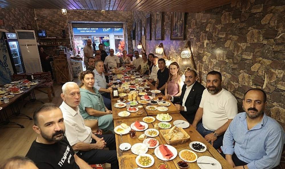 Başkan Mutlu, Tarihi &Ccedil;arşı'da esnafla buluştu: &ldquo;Kemeraltı, en b&uuml;y&uuml;k zenginliğimiz"