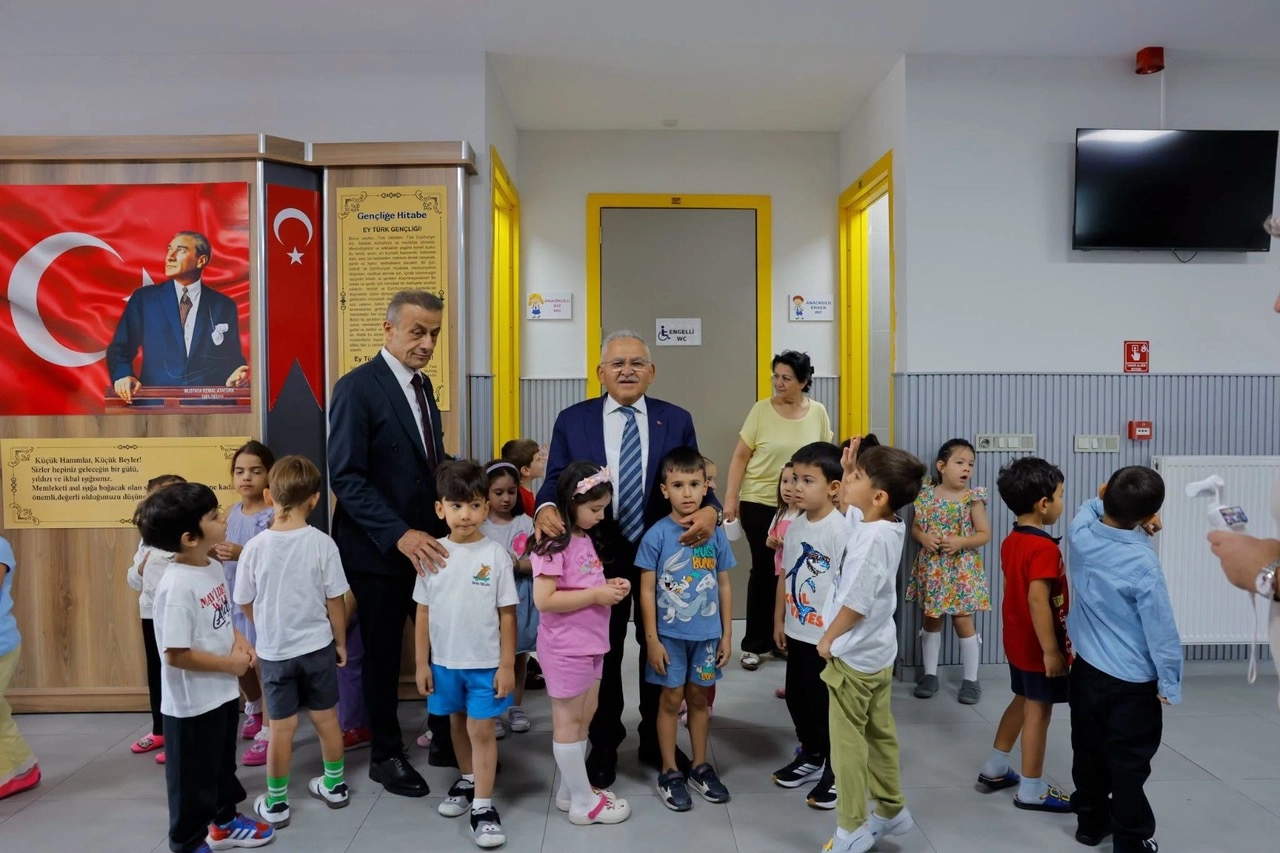 Memduh B&uuml;y&uuml;kkılı&ccedil; Kayserili &ouml;ğrencilerin ilk g&uuml;n heyecanına ortak oldu