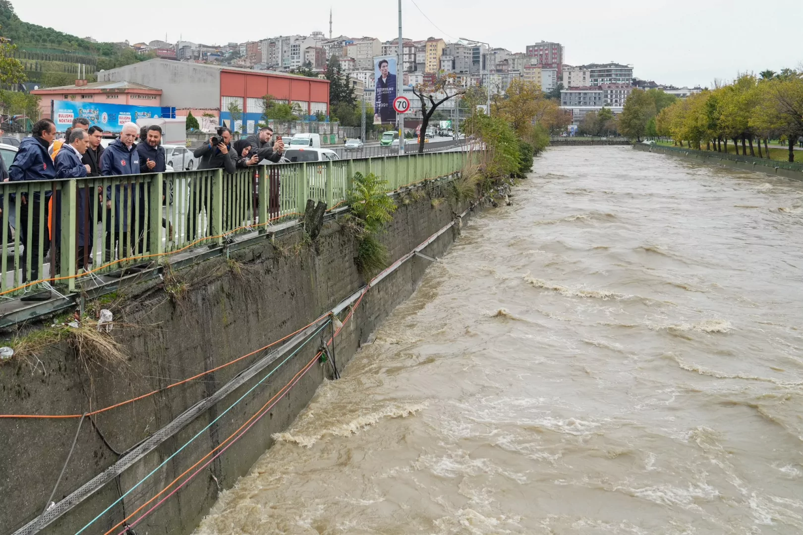 Vali Davut G&uuml;l, Kağıthane&rsquo;de sağanak yağış sonrası incelemelerde bulundu