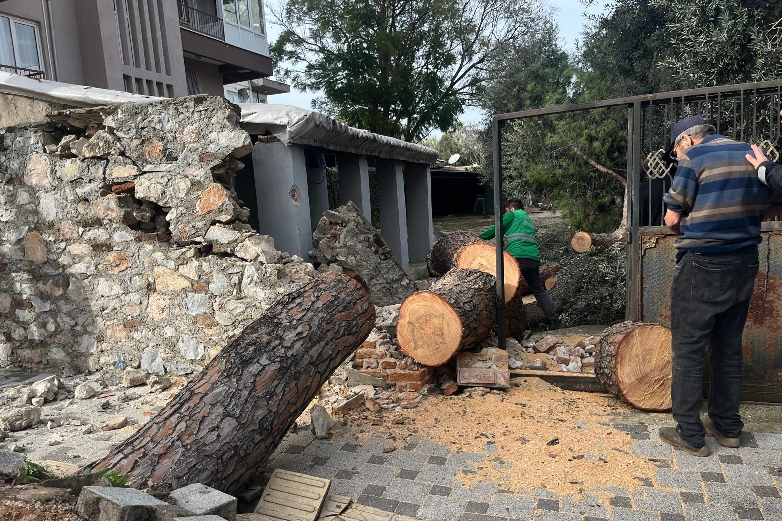 Muğla Milas'ta şiddetli fırtına sonrası anında m&uuml;dahale