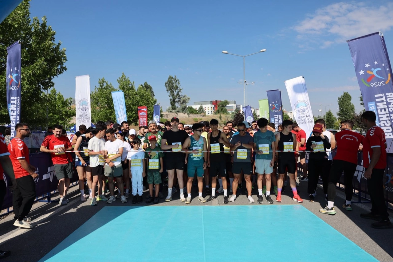 Kayseri B&uuml;y&uuml;kşehir'den Demokrasi Koşusu
