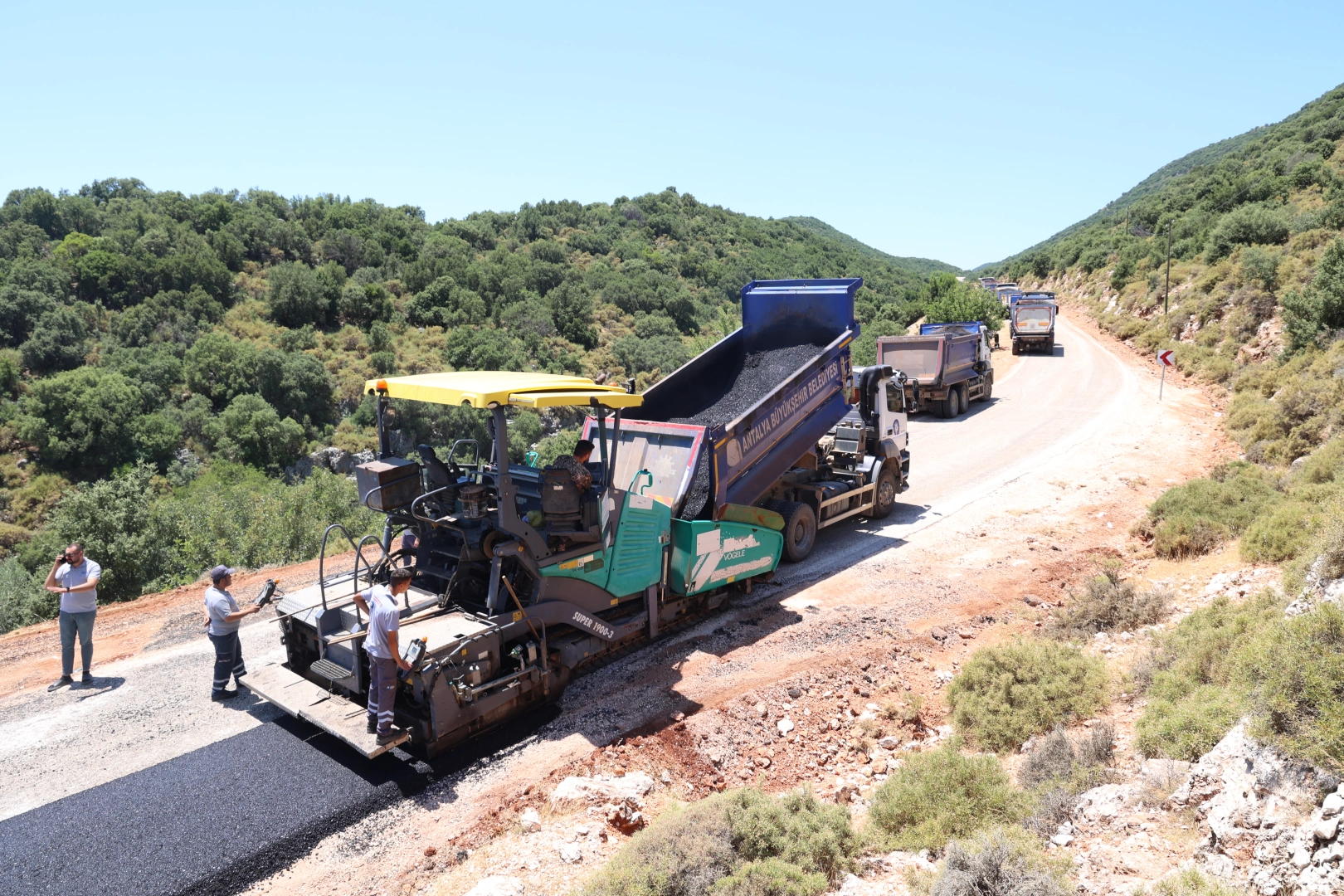 Antalya'da Demre ile Kaş&rsquo;ı birleştiren yolda &ccedil;alışma