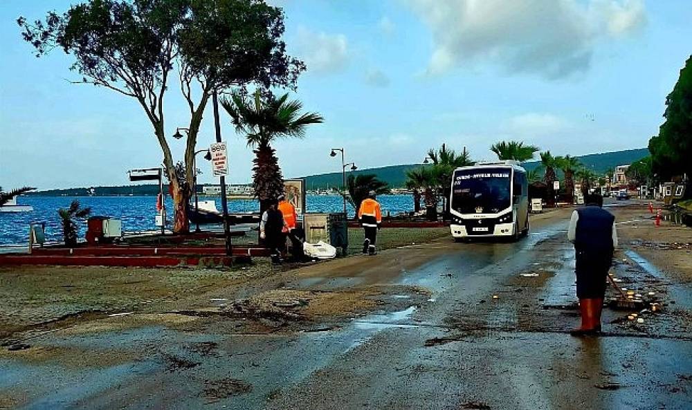 Ayvalık'ta Lodos Alarmı: Ekipler Sahada, &Ccedil;alışmalar Aralıksız S&uuml;r&uuml;yor
