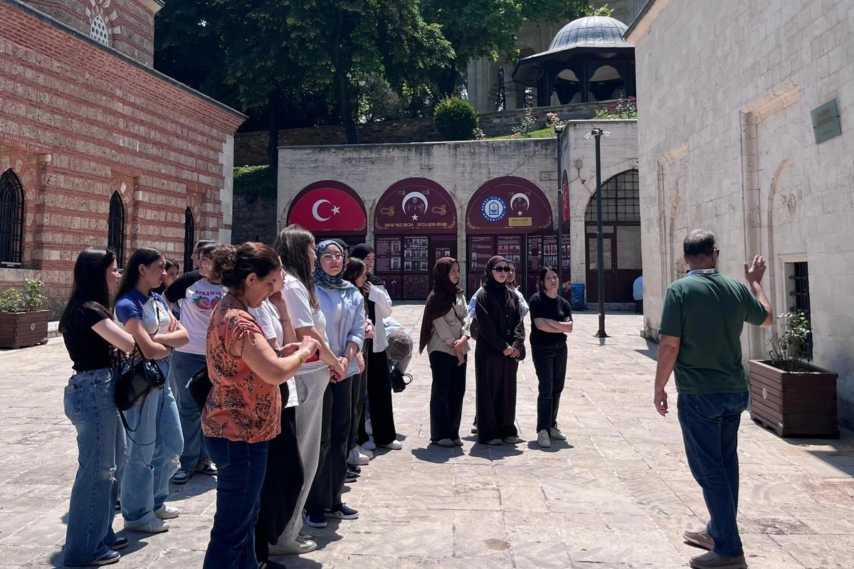 Bursa Yıldırımlı gen&ccedil;ler tarihi yerinde keşfediyor