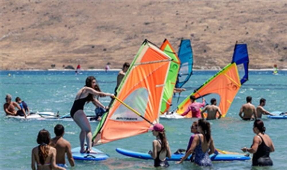 İzmir'de B&uuml;y&uuml;kşehir'den gen&ccedil;lere s&ouml;rf deneyimi