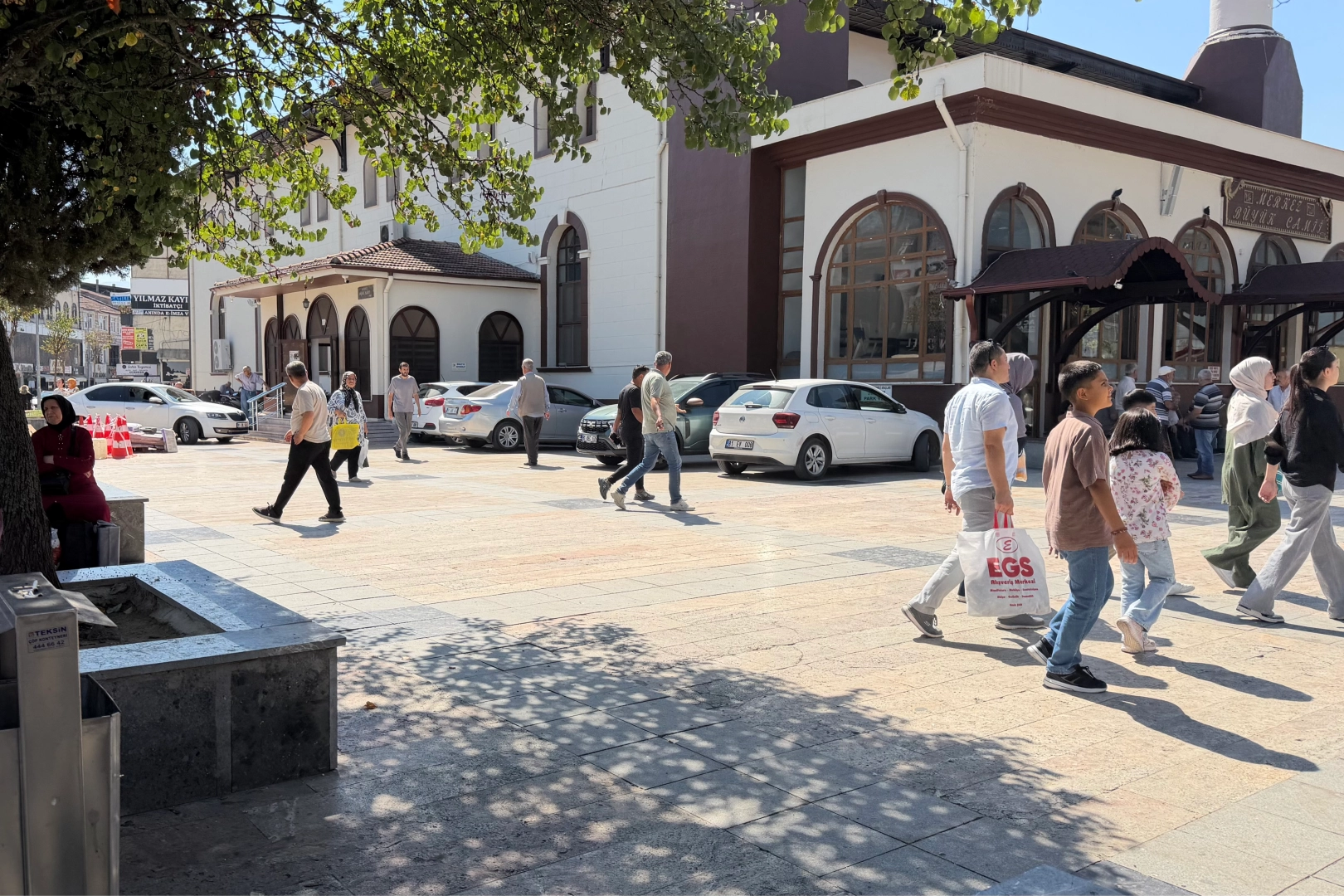 D&uuml;zce'de burası cami avlusu mu, otopark mı?