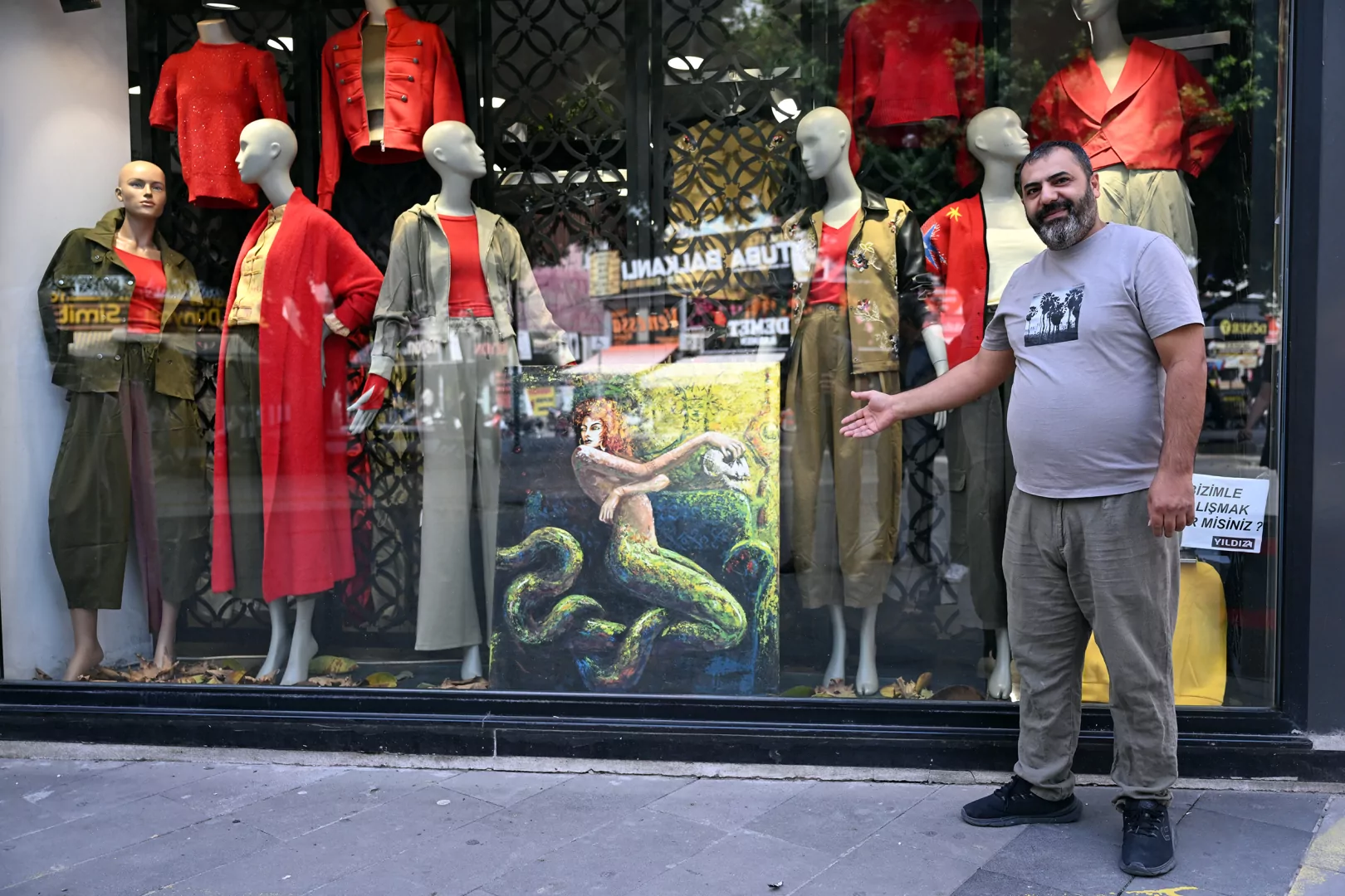 Mersin Tarsus&rsquo;ta esnaf vitrinleri sanat galerisine d&ouml;n&uuml;şt&uuml;