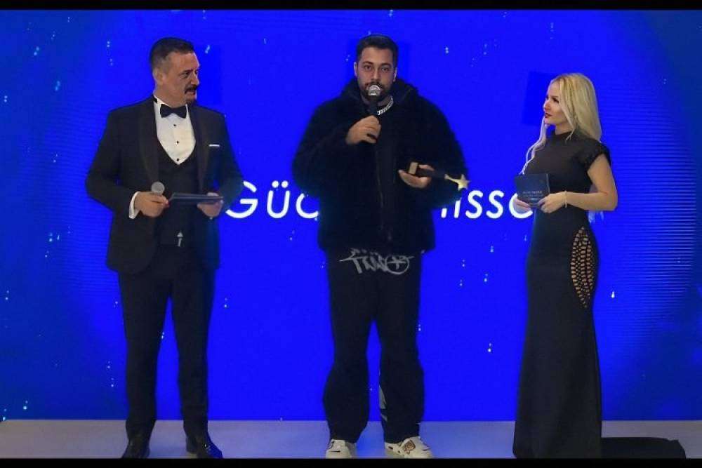 Şevket &Ouml;ndaş 'Yılın En Dikkat &Ccedil;eken Parlayan DJ'yi se&ccedil;ildi!