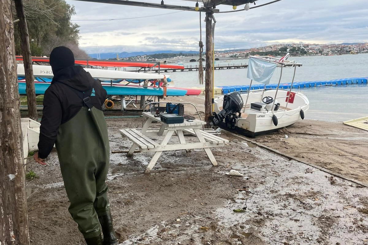 Ayvalık&rsquo;ta lodosun ardından dayanışma