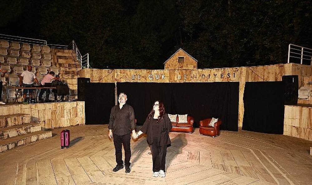 Efes Sel&ccedil;uk Belediye Tiyatrosu "Haybeden Ger&ccedil;ek&uuml;st&uuml; Aşk" ile İzleyiciden Tam Not Aldı