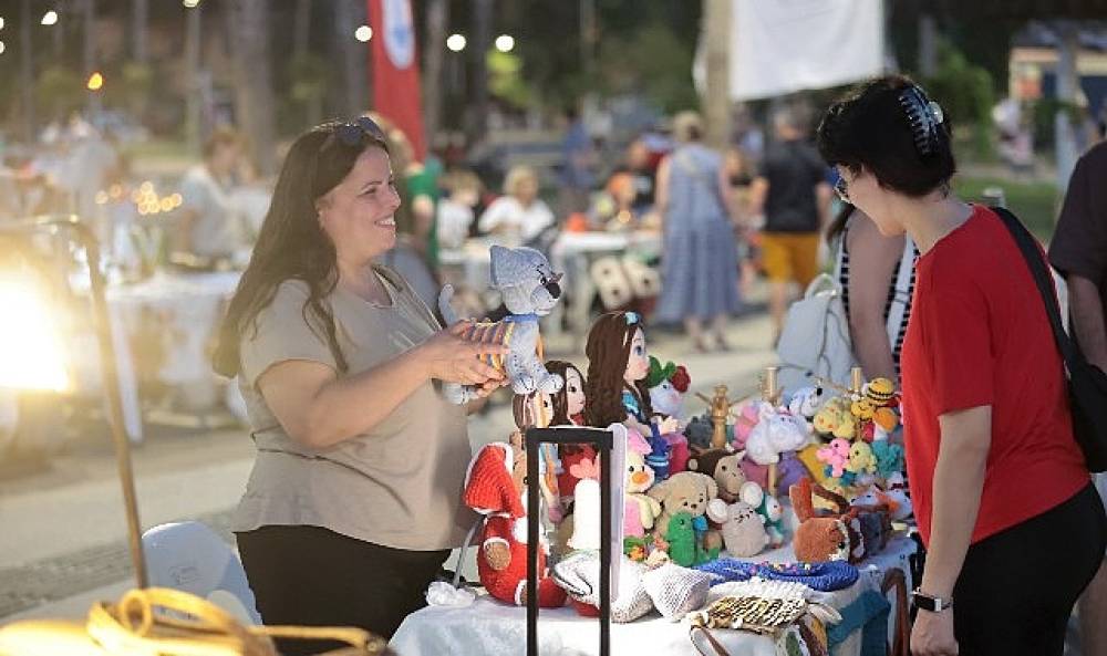 Konak'ın Gece Kermesi ile 150 kadının emeği kazanca d&ouml;n&uuml;ş&uuml;yor