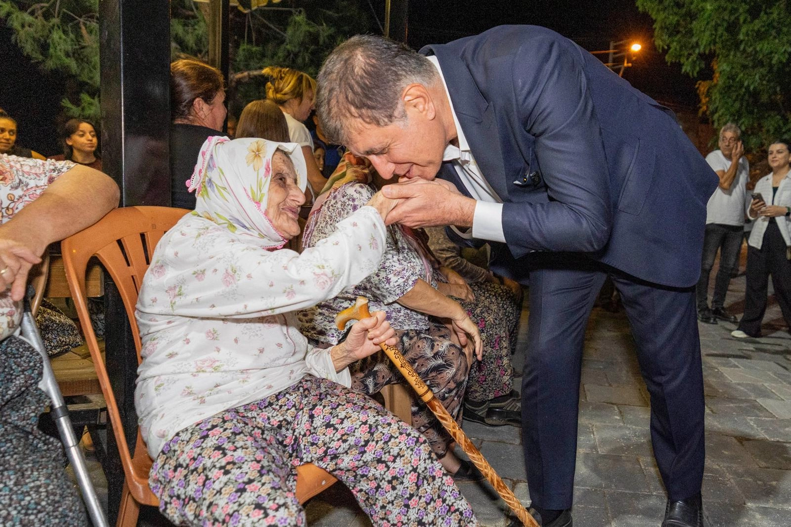 İzmir'de Başkan Tugay&rsquo;dan Beydağlı kadınlara &ccedil;ağrı