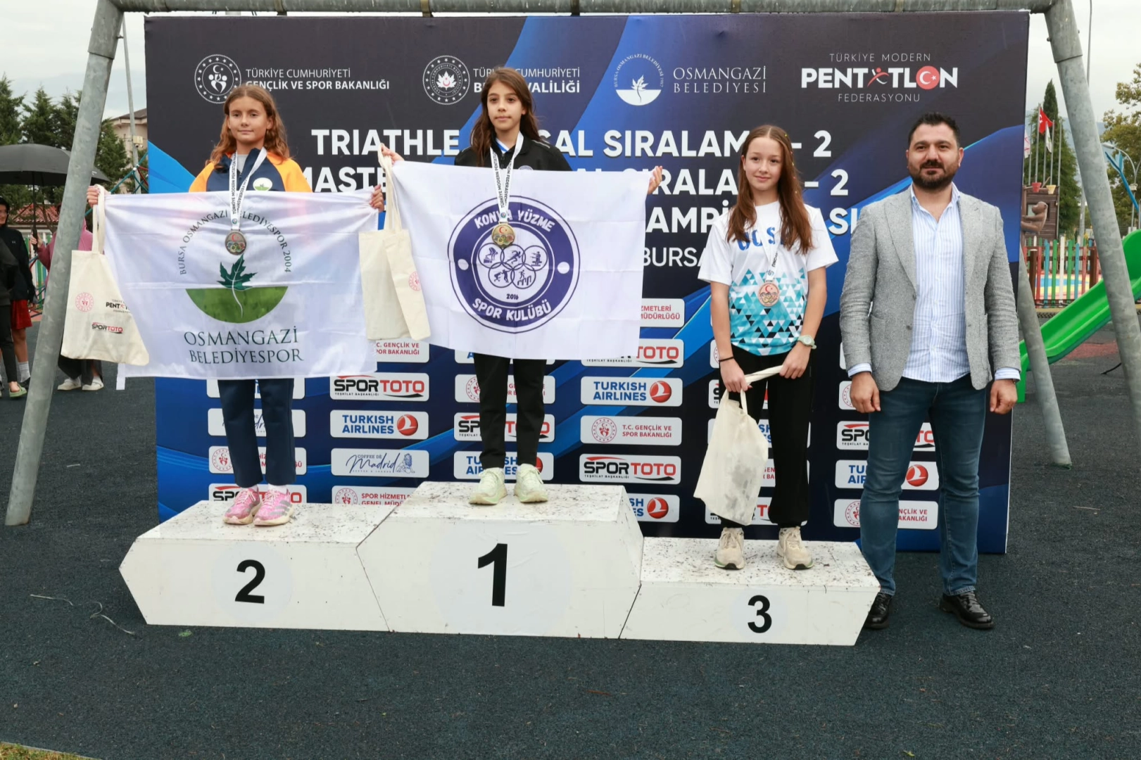Bursa Osmangazili kardeşler aynı k&uuml;rs&uuml;de &ouml;d&uuml;l aldı