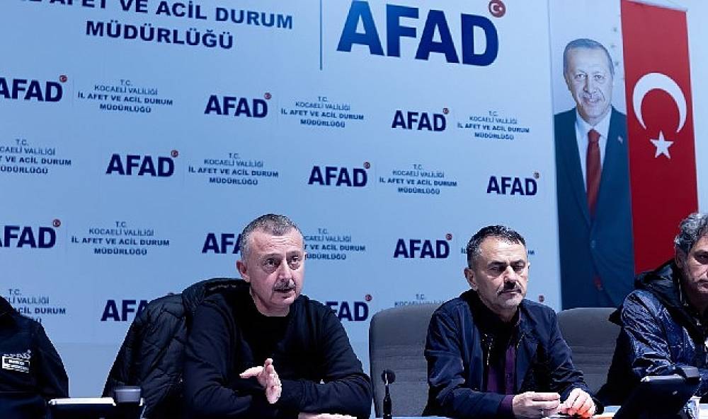 B&uuml;y&uuml;kakın'dan, g&uuml;nlerdir sahada olan ekiplere teşekk&uuml;r