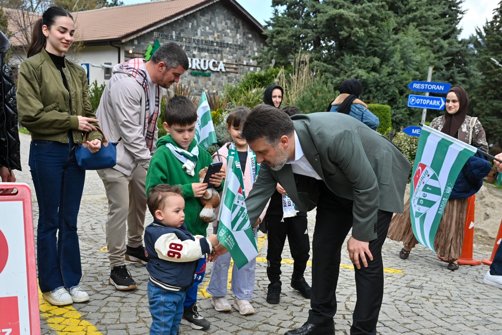 Bursa&rsquo;da şampiyonluk &ouml;ncesi minik taraftar coşkusu