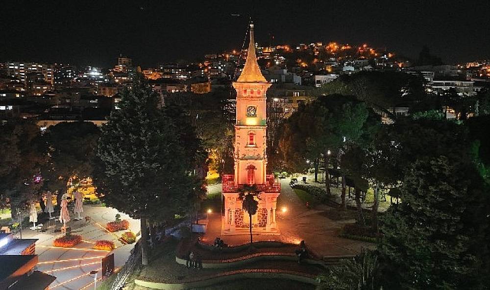 Saat Kulesi g&uuml;nd&uuml;z başka gece başka g&uuml;zel