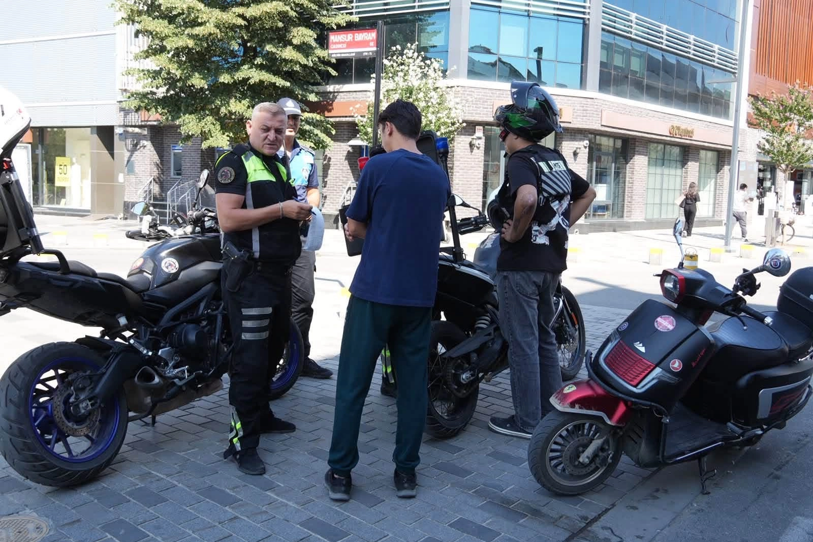 D&uuml;zce'de yaya yollarında motorlu ara&ccedil; denetimi