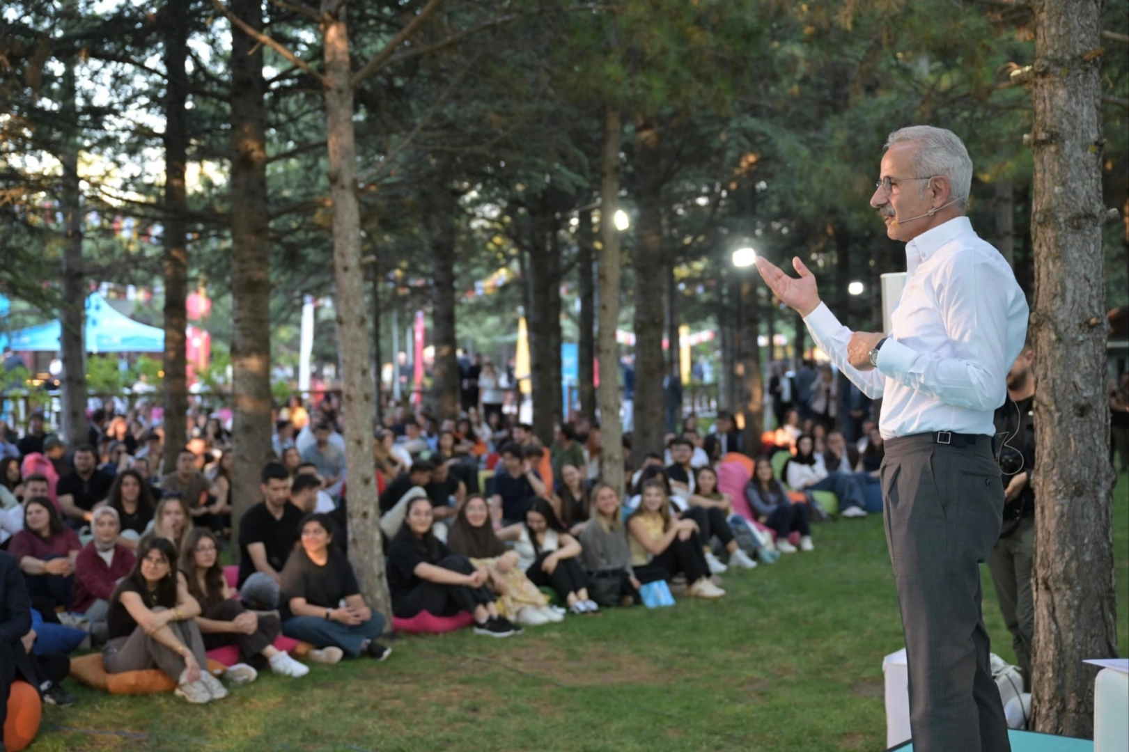 Bakan Uraloğlu kariyer buluşmasında gen&ccedil;lerle buluştu