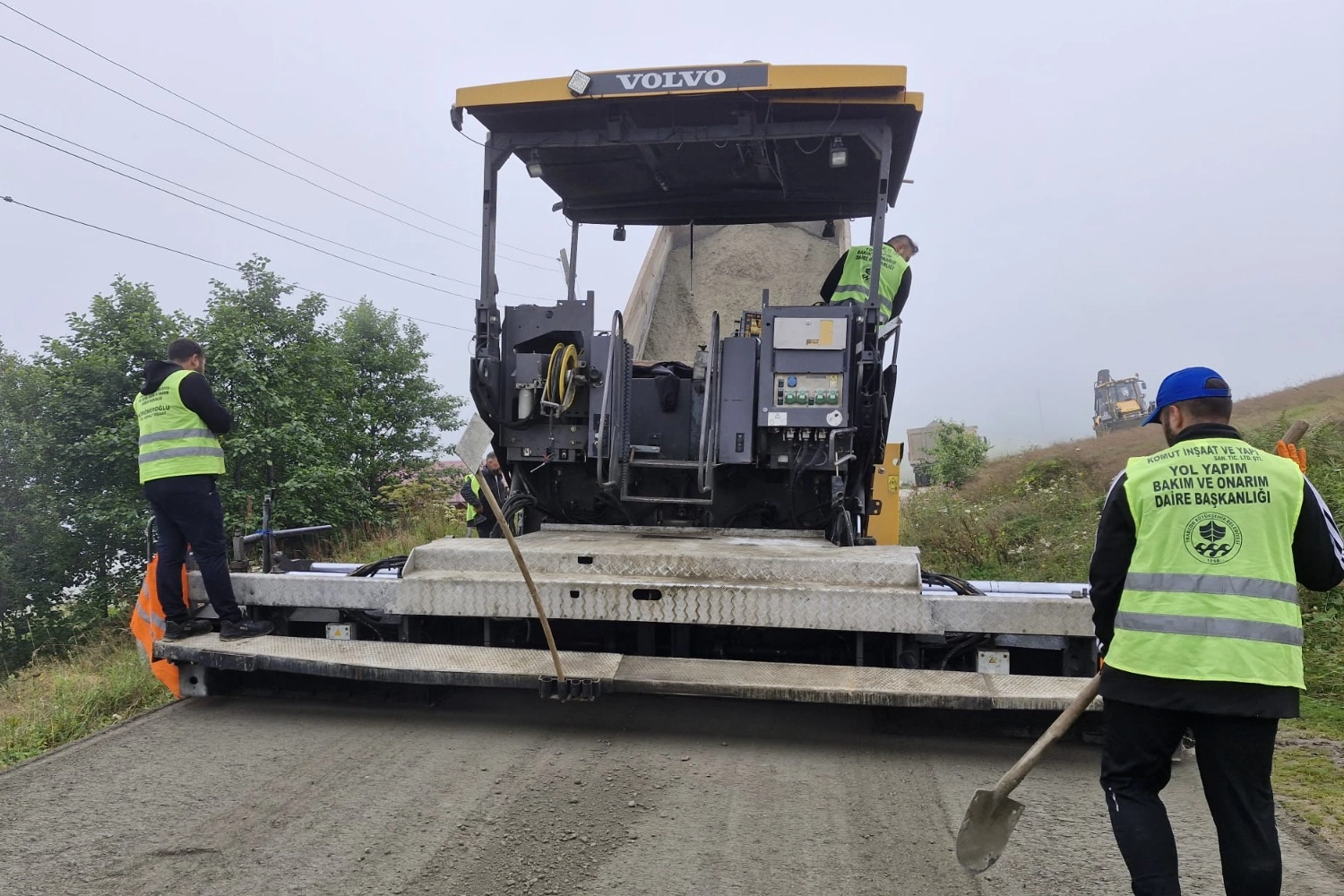 Trabzon&rsquo;da 13 kilometrelik yol kuru betonla kaplandı