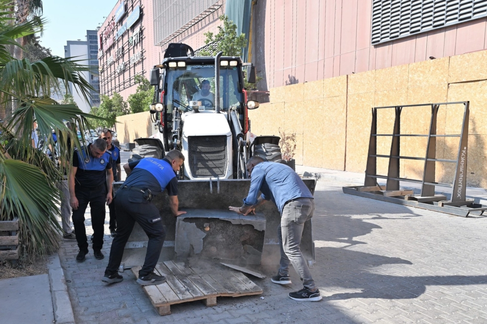 Bornova&rsquo;da kaldırım ve yol işgallerine sıkı denetim