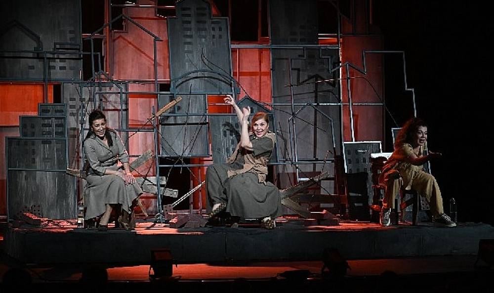 2. Uluslararası Mesir Tiyatro Festivali'nde Duygu Dolu Performans