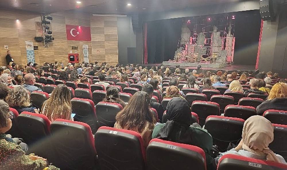 Manisa Şehir Tiyatrosu 'Sen İstanbul'dan Daha G&uuml;zelsin' oyununu ağırladı