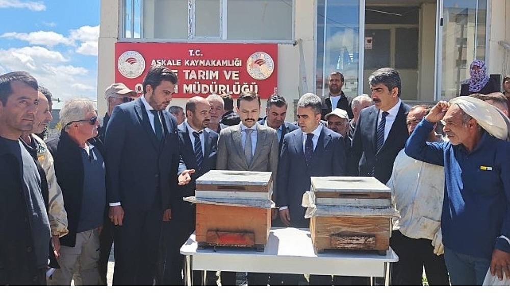 Akfen Yenilenebilir Enerji'den D&uuml;nya Arı G&uuml;n&uuml; Kapsamında Aşkale'de &Uuml;reticilere Y&uuml;zde 70 Hibeli Arılı Kovan Desteği