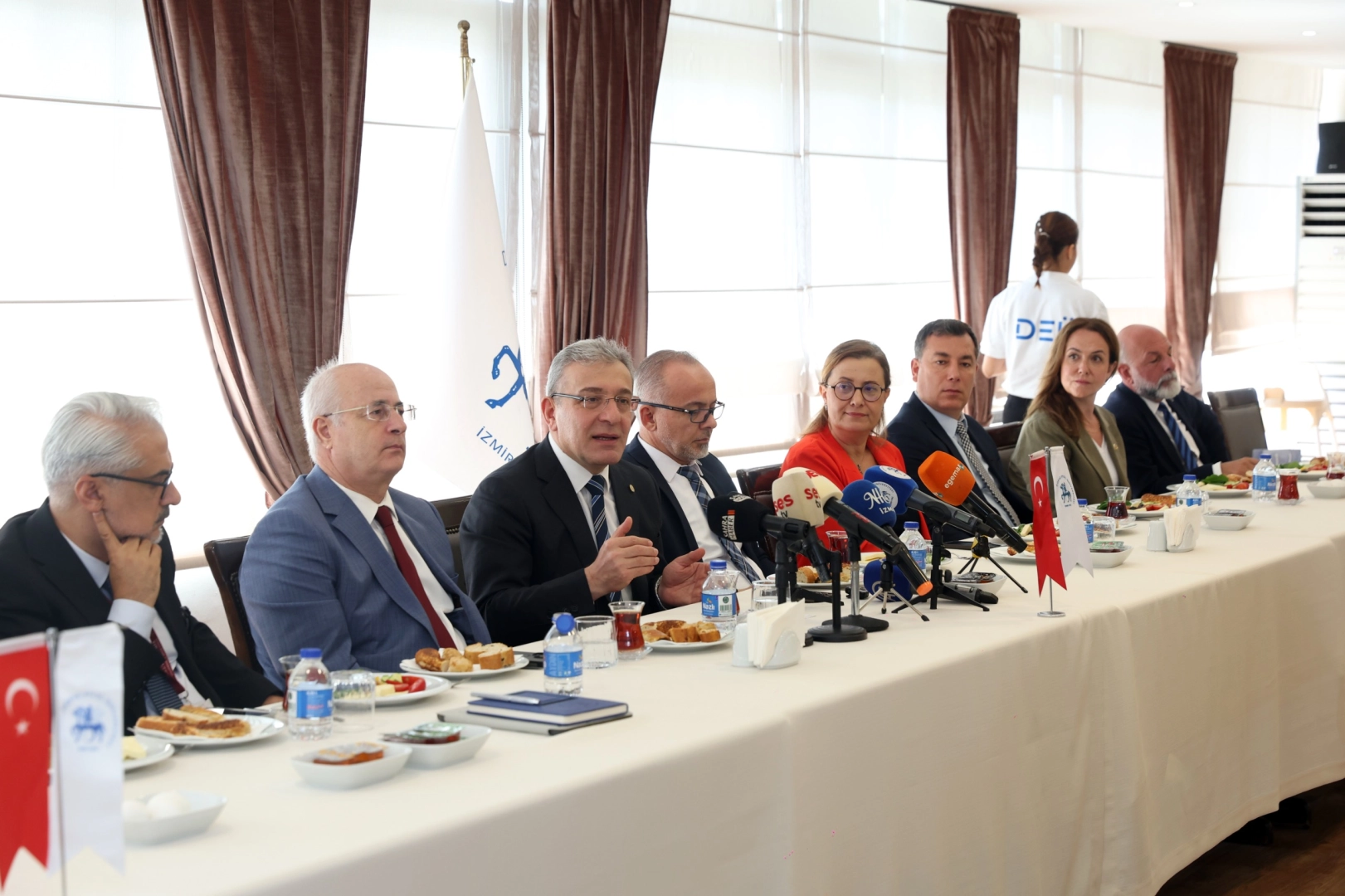 DE&Uuml;, uluslararası hedeflerini iki yeni programla b&uuml;y&uuml;t&uuml;yor