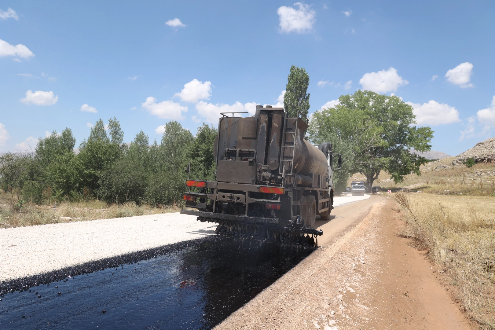 Antalya Korkuteli&rsquo;de 3 kilometrelik sathi asfalt yol &ccedil;alışması yapıldı