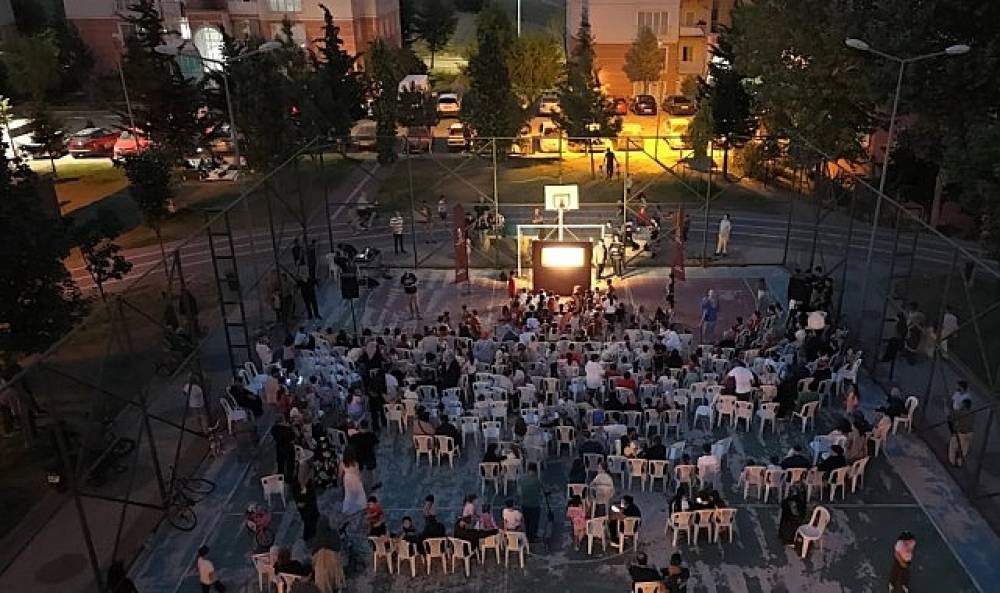 &ldquo;Karag&ouml;z'&uuml;n Salıncağı" İlk G&ouml;steriminde &Ccedil;ocuklar Ve Aileler Buluştu