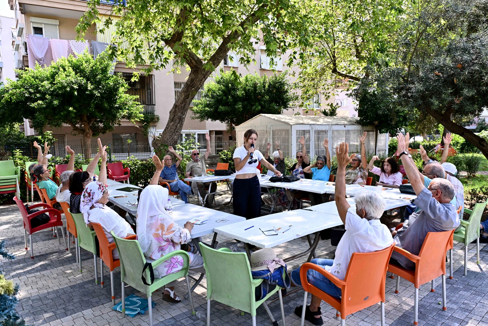 Alzheimer farkındalığı i&ccedil;in Muratpaşa'da yaşlı evlerinde buluşuldu