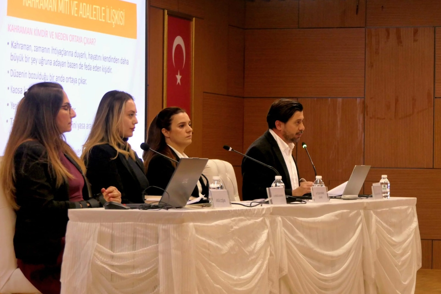 &Ccedil;anakkale&rsquo;de &ldquo;Felsefe ve Hukuk Paneli&rdquo;ne yoğun ilgi