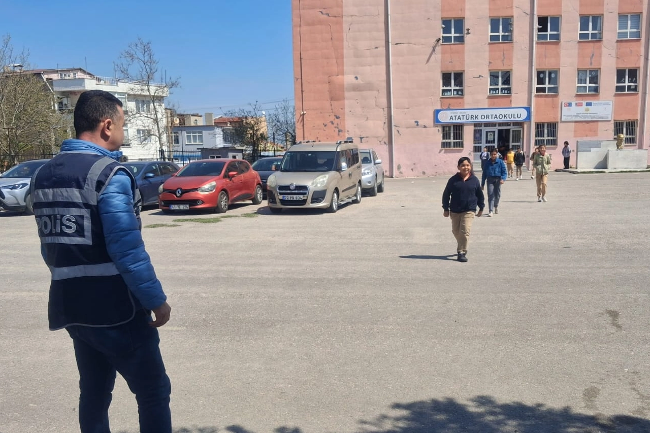 Keşan&rsquo;da okullarda polisler n&ouml;bette, bah&ccedil;eler veliye kapandı!