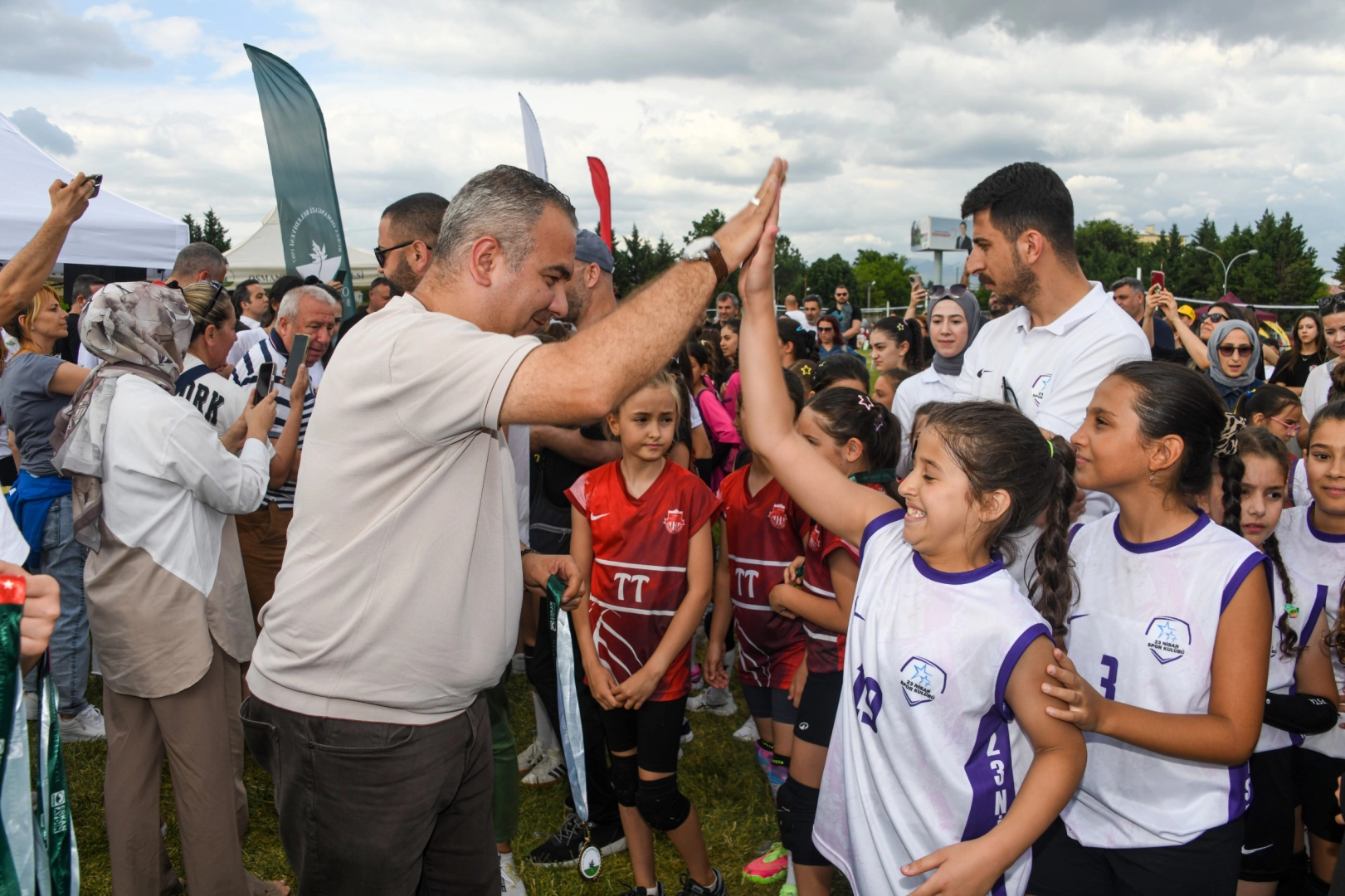 Bursa'da Mini Voleybol Şenliği&rsquo;nde &ccedil;ocuklar madalyalarını aldı