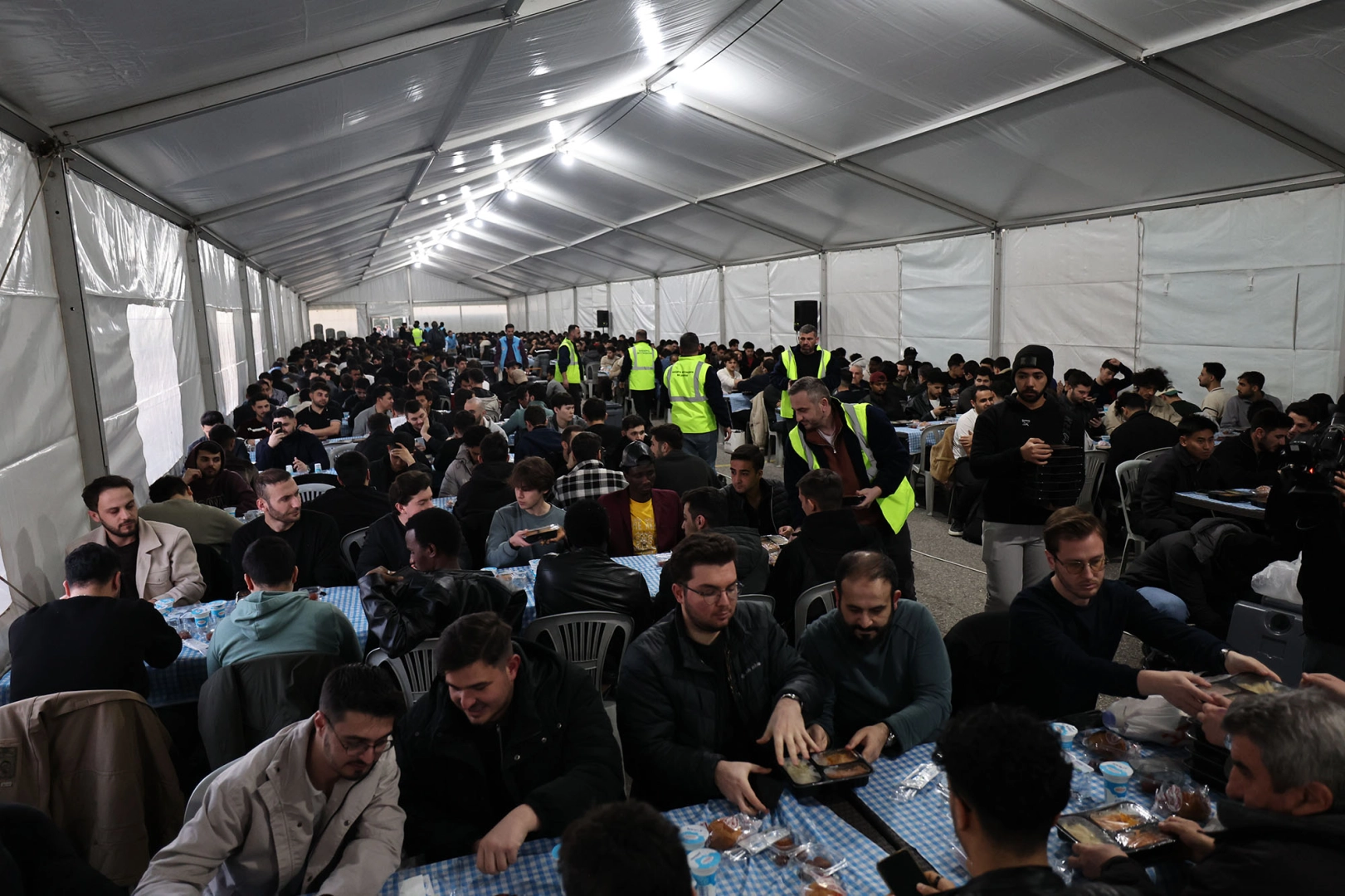 Sakarya&rsquo;da farklı renk ve coğrafyadan binler birlikte oru&ccedil; a&ccedil;ıyor