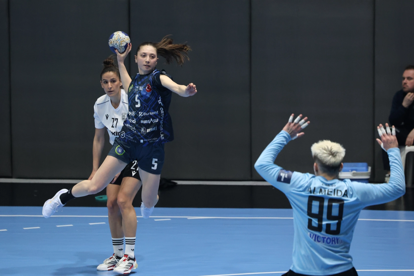 Bursalı kadın hentbolcular Avrupa&rsquo;da yarı final i&ccedil;in avantajı kaptı