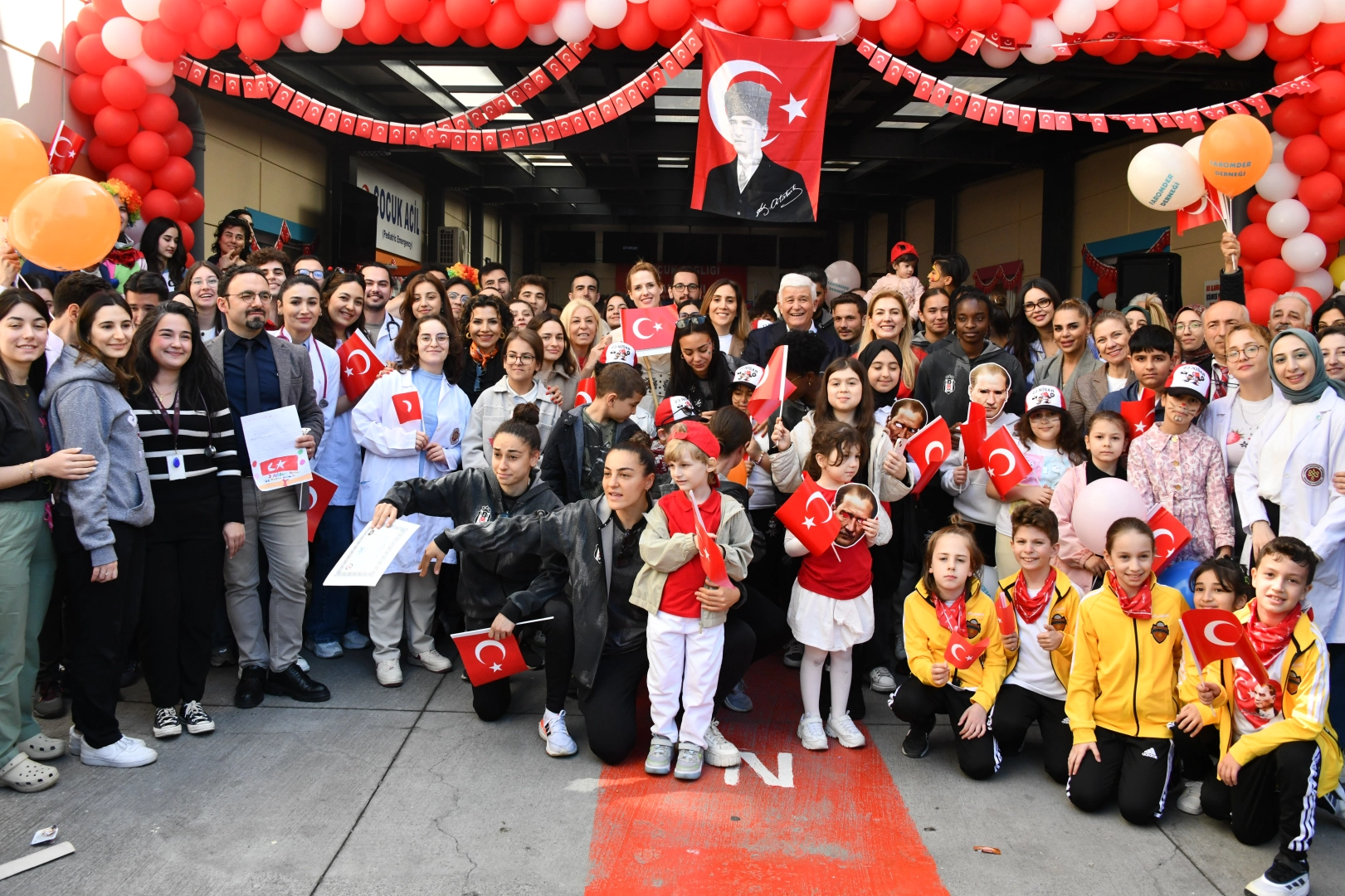 Beşiktaşlı sporcu ve &uuml;nl&uuml;lerden &ccedil;ocuklara moral veren ziyaret