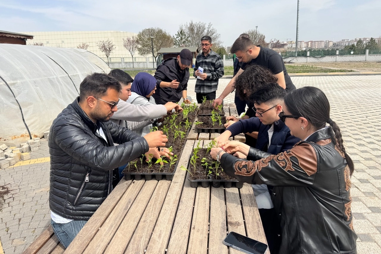 Kayseri B&uuml;y&uuml;kşehir'den &uuml;niversitelilere uygulamalı tarım eğitimi