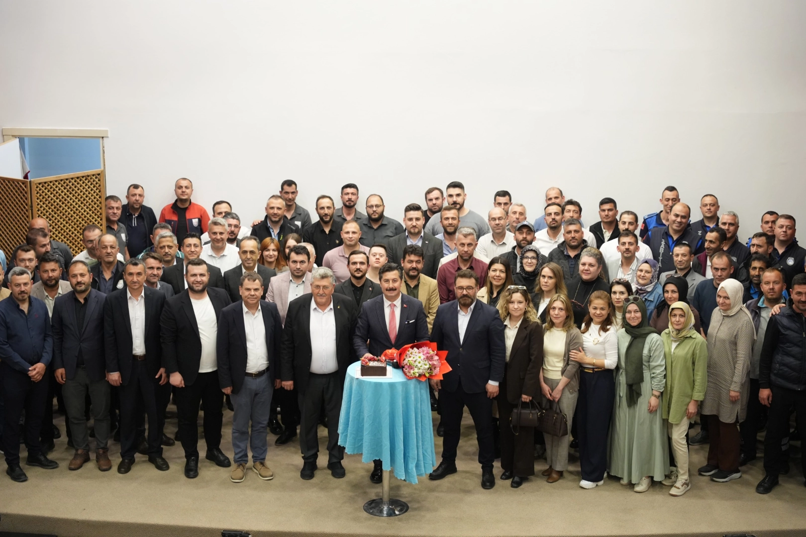 Bursa Yenişehir'de bayramlaşmada Başkan &Ouml;zel'e doğum g&uuml;n&uuml; s&uuml;rprizi