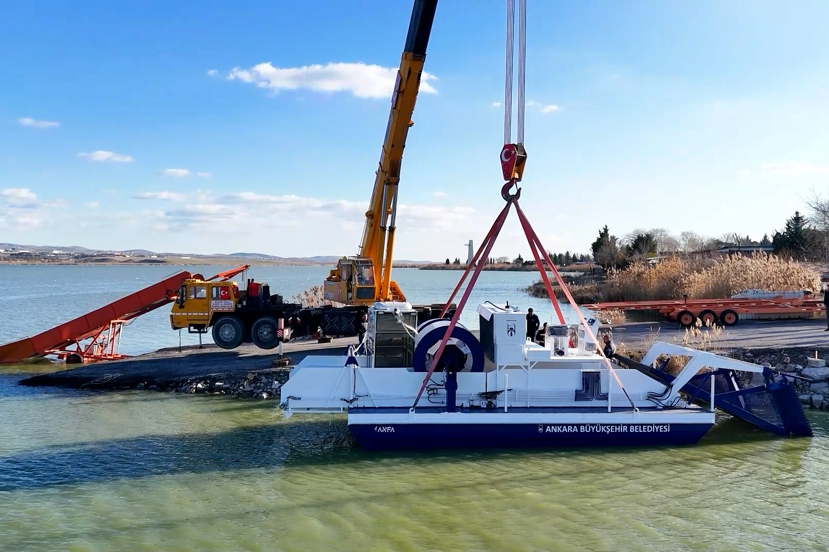 Başkent'in g&ouml;letlerinde temizlik ve bakım s&uuml;r&uuml;yor