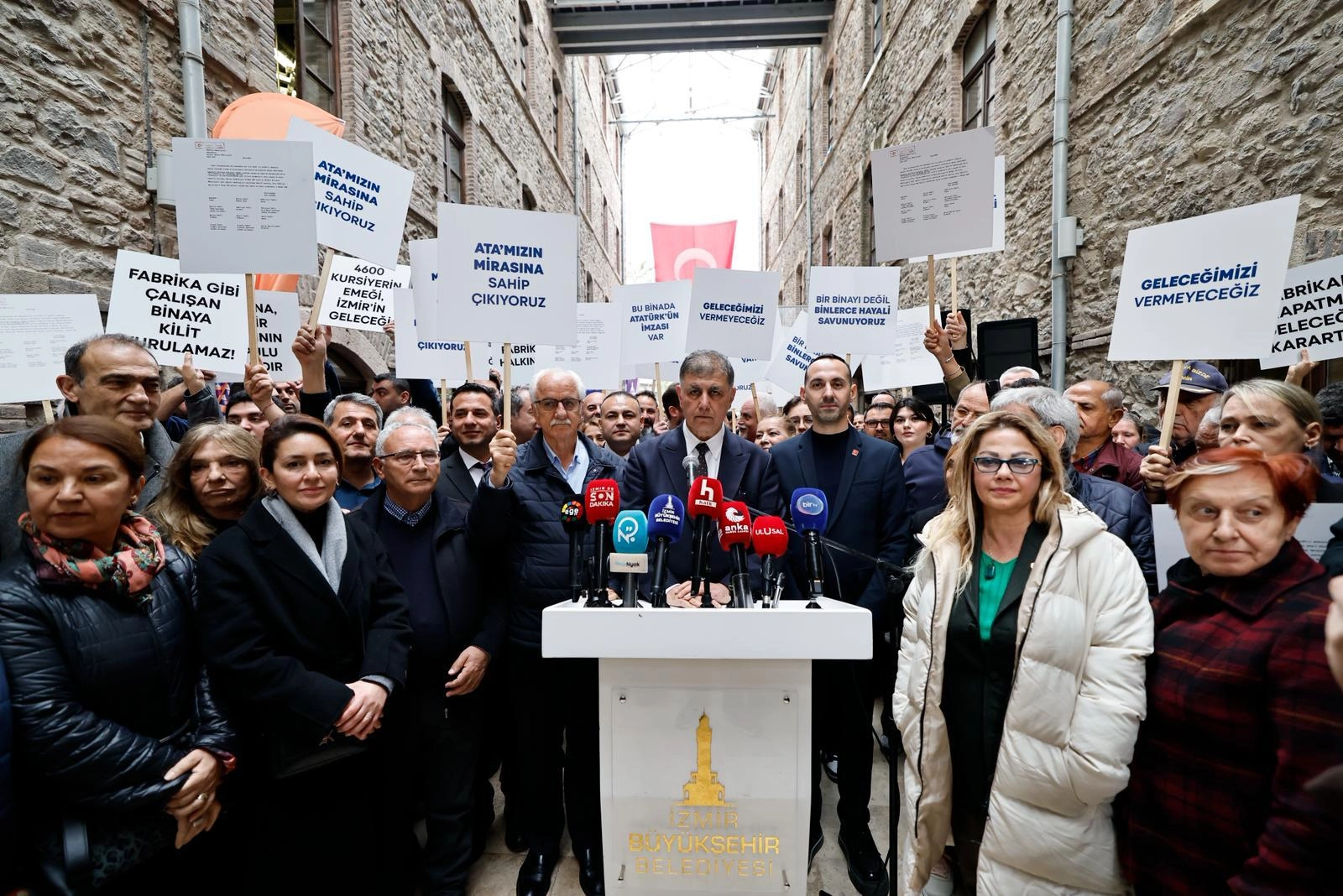 İzmir'de son durum: Yargıdan y&uuml;r&uuml;tmeyi durdurma kararı!