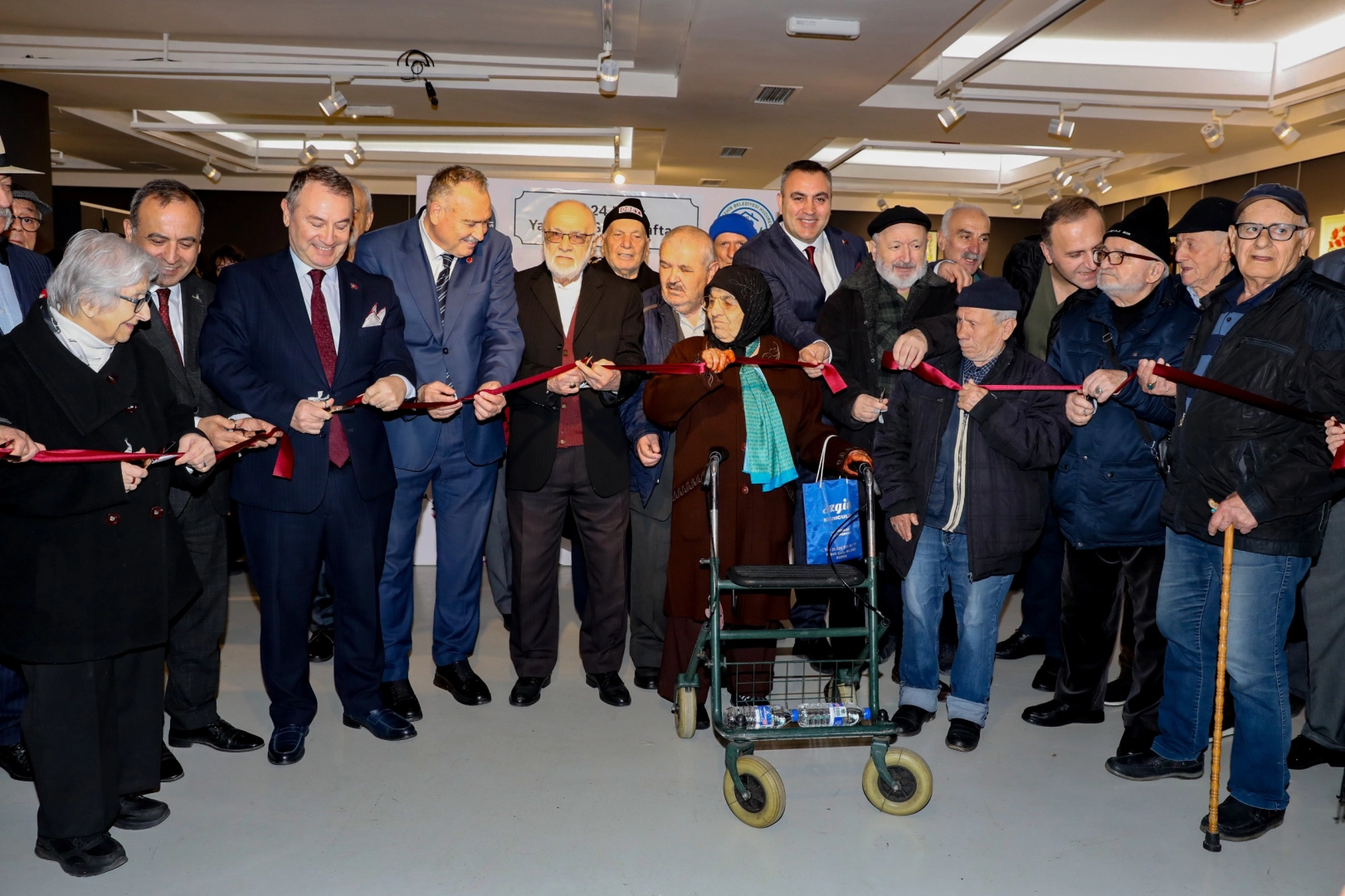 Olgun gen&ccedil;ler, Yaşlılara Saygı Haftası&rsquo;nda h&uuml;nerlerini sergiledi