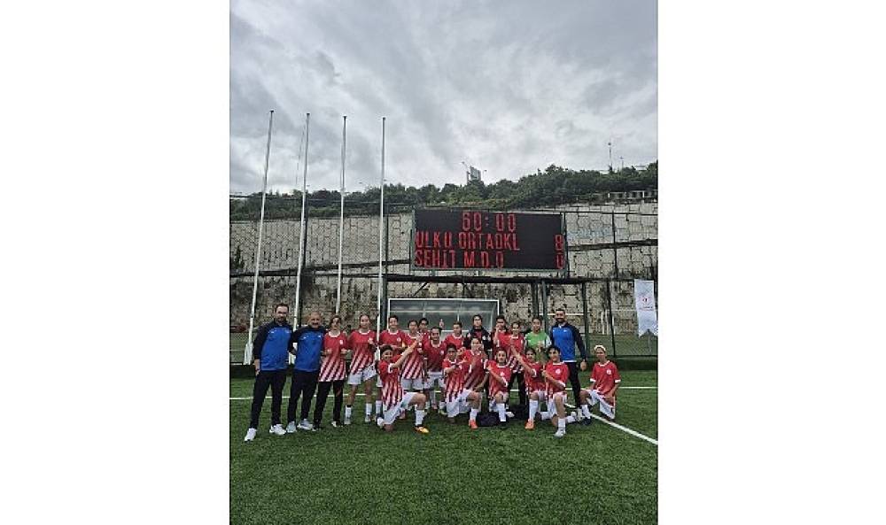 İzmirli Kız Futbol Takımı T&uuml;rkiye Şampiyonu Oldu